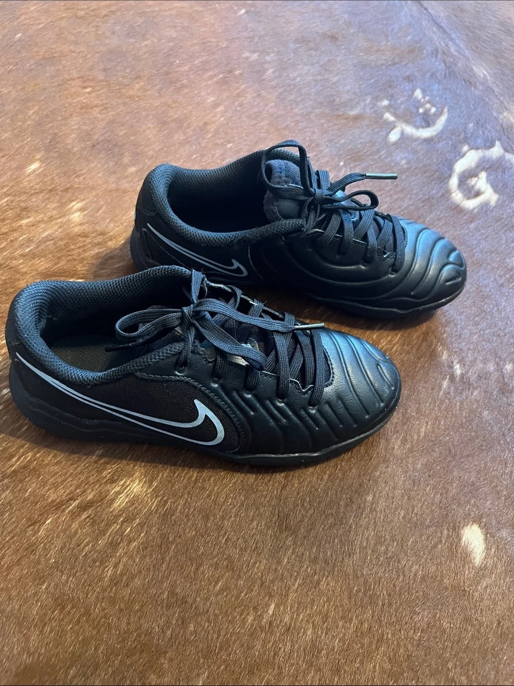 Nike Kids' Tiempo Maestro Club Indoor Soccer Shoes, size 1.5 Y